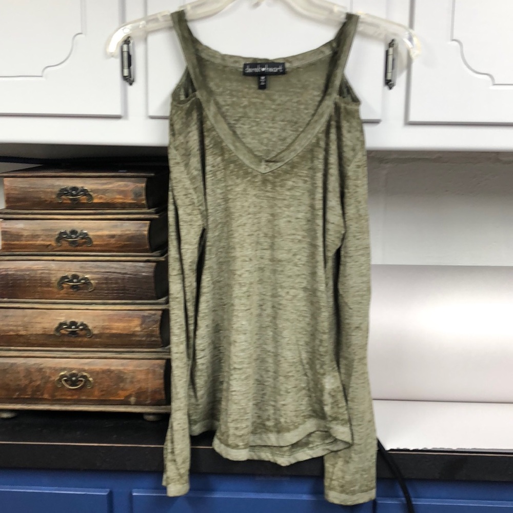 Derek Heart Green long sleeve peekaboo shoulder T-shirt